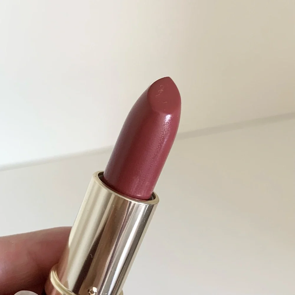 Hold New Estée Lauder mauve creme long lasting lipstick